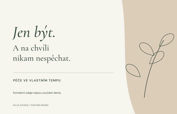 Krémová zadní strana vizitky SILVA: Jen být. A na chvíli nikam nespěchat., tenká botanická kresba a pískový okraj.